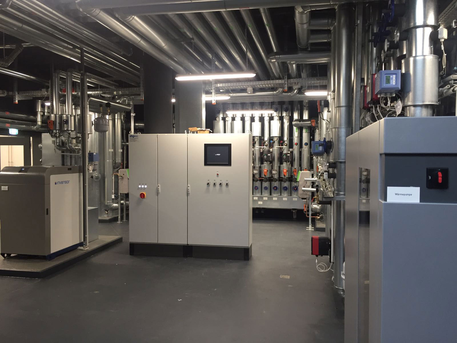 Maschinenraum mit Steueranlage, Rohrsystemen und industrieller Energietechnik.